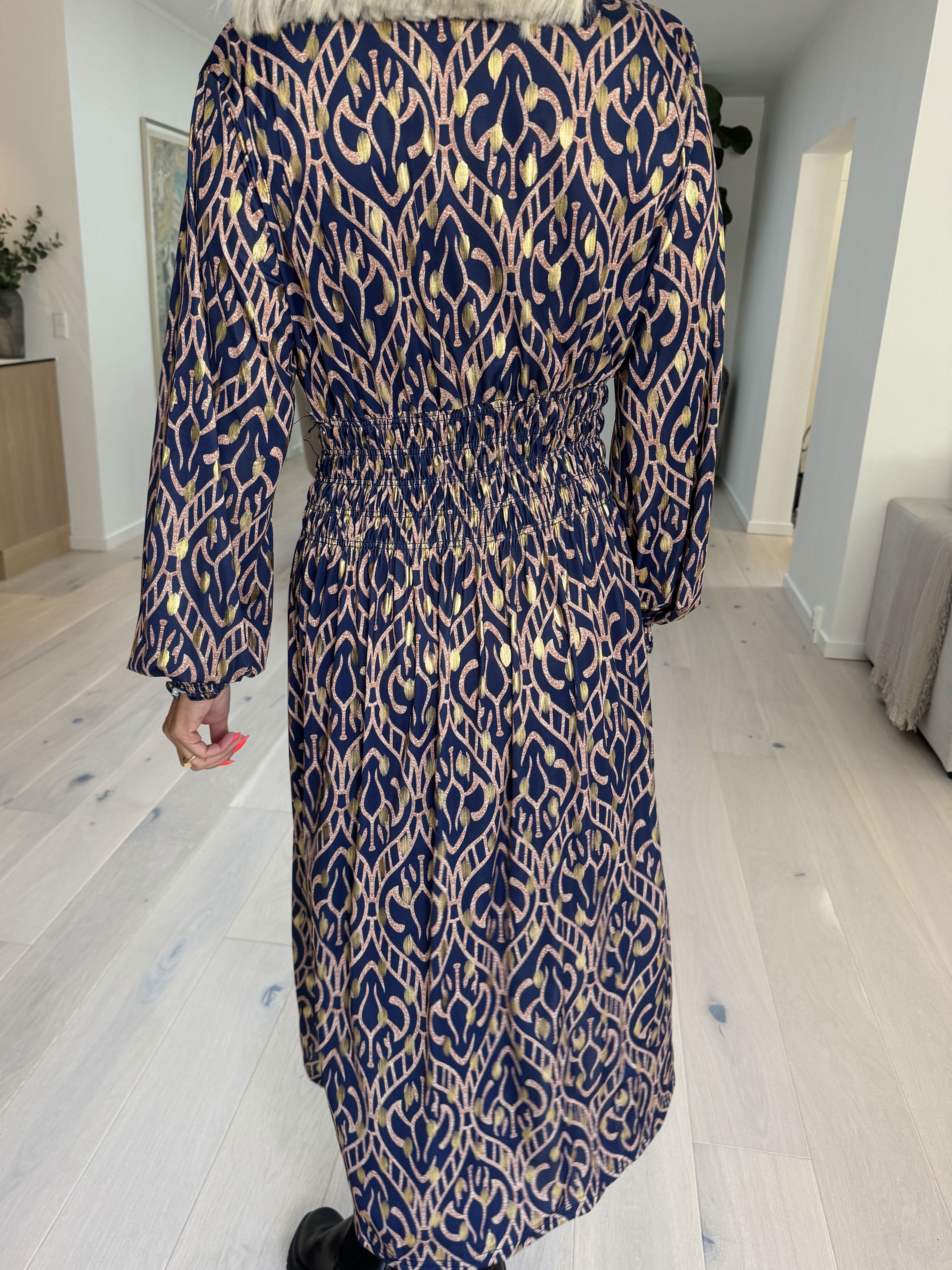 Pams Boho Midi L/S - Elastisk kjole i krølfrit stof